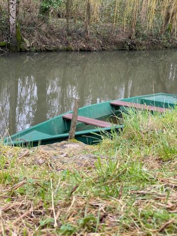 Une Maraichine En Bord De Conche Avec Barque Sans Linge De Maison Arçais Zewnętrze zdjęcie